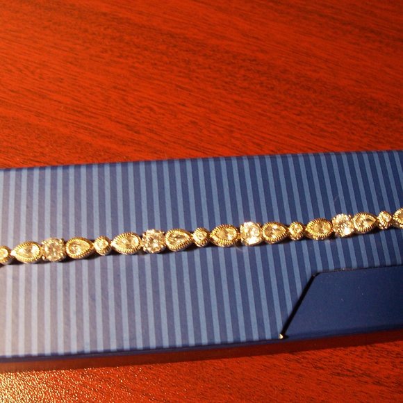 Diamond Simulate Bracelet - Picture 3 of 4
